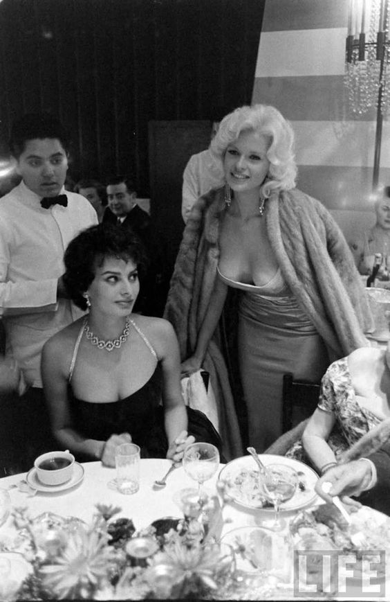 The story behind the infamous Sophia Loren and Jayne Mansfield photo, 1957