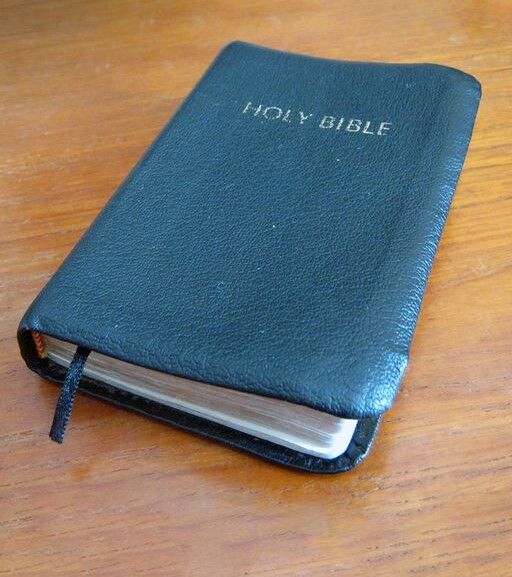 Old Lady Disinherits Grandson, Leaves Him Only a Bible & Note Saying, ‘Open It When It’s Hard’ – Story of the Day