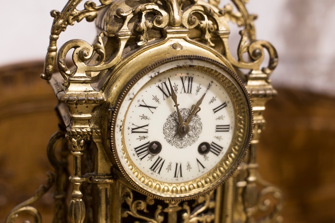 Linda Inherits Grandma’s Old Clocks While Greedy Brother Gets the House—But Her Inheritance Turns Out to Be Worth Nearly $200K – Story of the Day