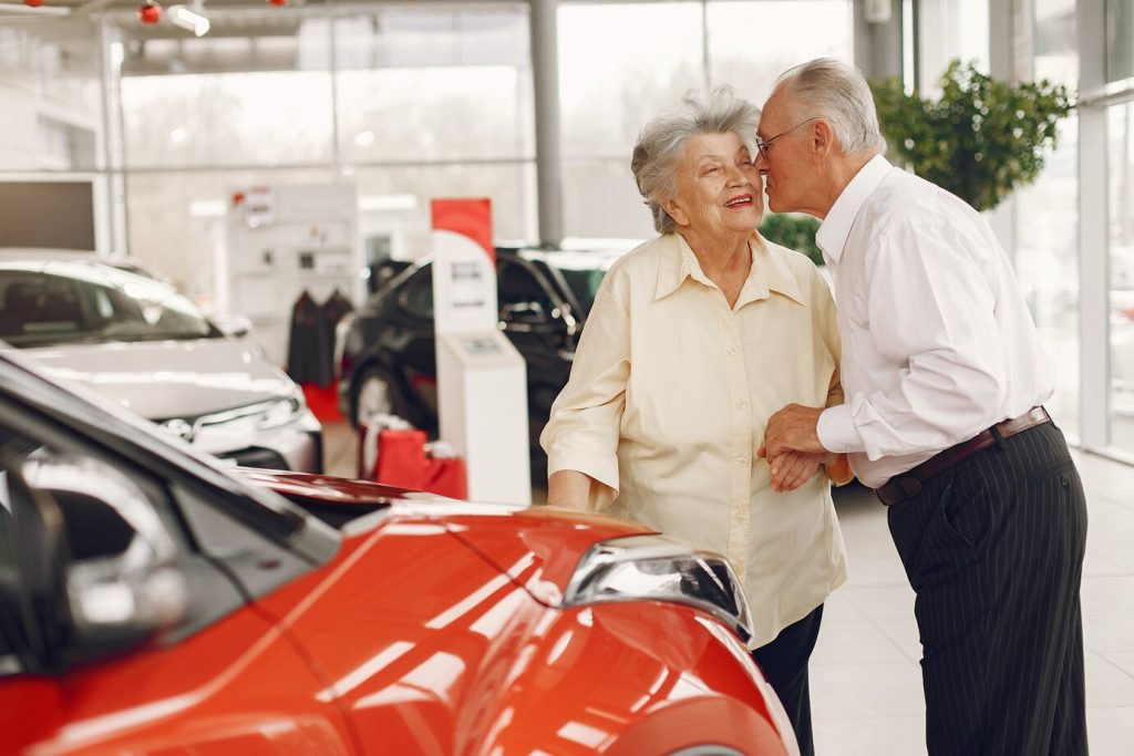 How a Clever Granddaughter Outsmarted a Salesman and Secured Her Grandparents’ Dream Car