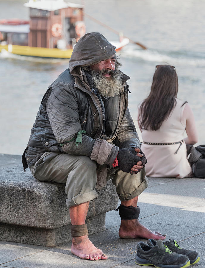 I Offered Shelter to a Homeless Man by the Dumpster – What I Saw After His Shower Left Me Speechless